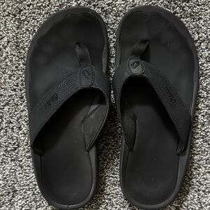 OluKai Classic Black Sandals